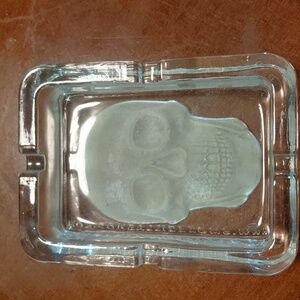 Smokezilla Clear Glass Skull Ashtray. The Skull Glows In The Dark. SS2
